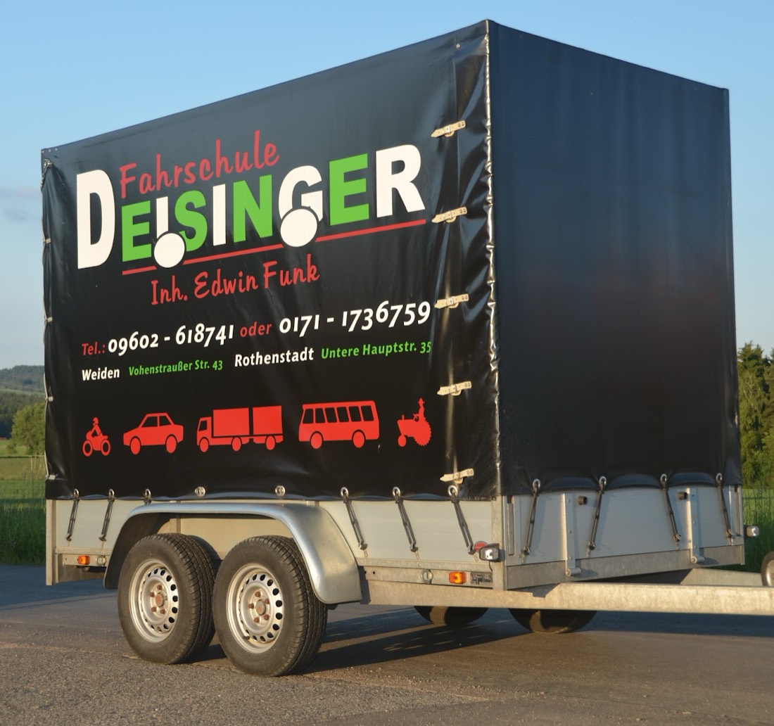 Anhänger der Fahrschule Deisinger mit allen Fahrzeugklassen