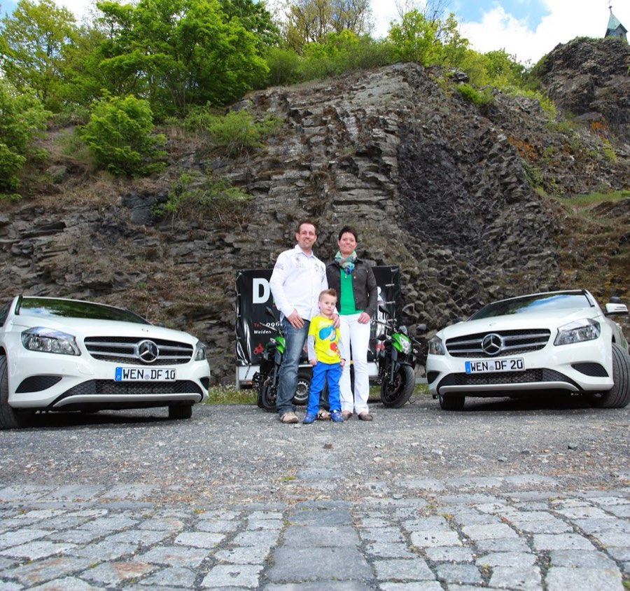 Familie Funk mit den Fahrschulautos und Motorrädern der Fahrschule Deisinger