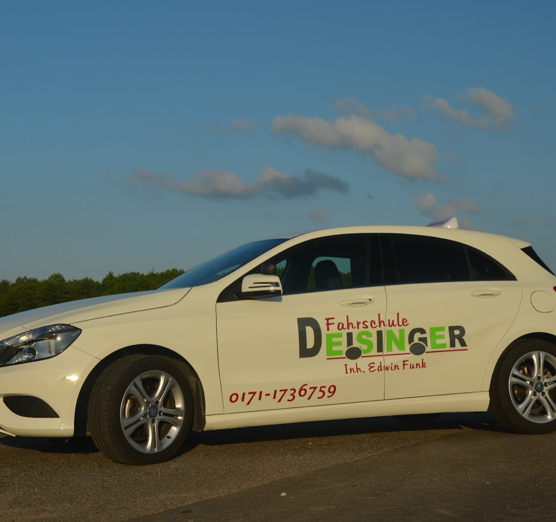 Weißes Fahrschulauto der Fahrschule Deisinger, Mercedes A-Klasse