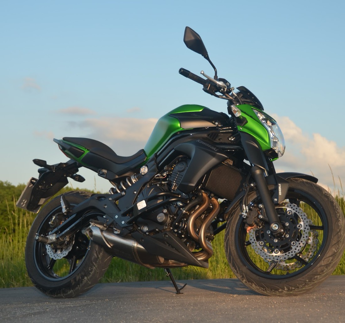 Grüne Kawasaki der Fahrschule Deisinger in der Abendsonne