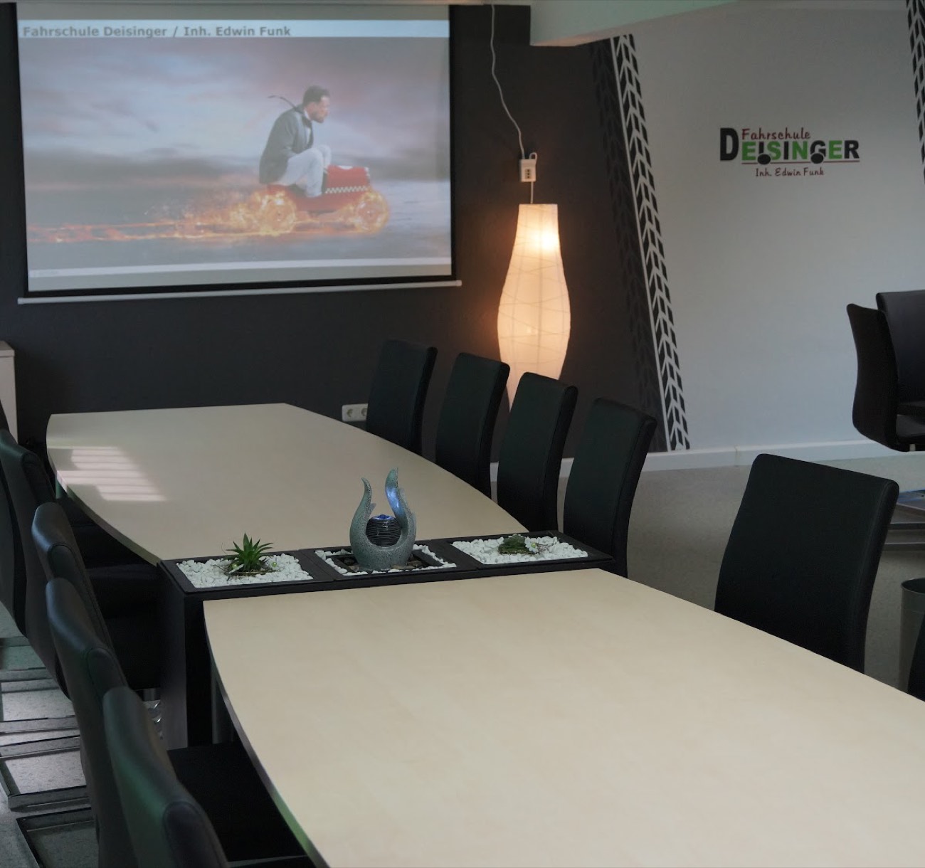 Schulungsraum mit Beamer und Logo-Wand